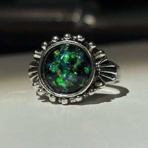 Fashion Jewelry Silver Ring with Iridescent Green Accents